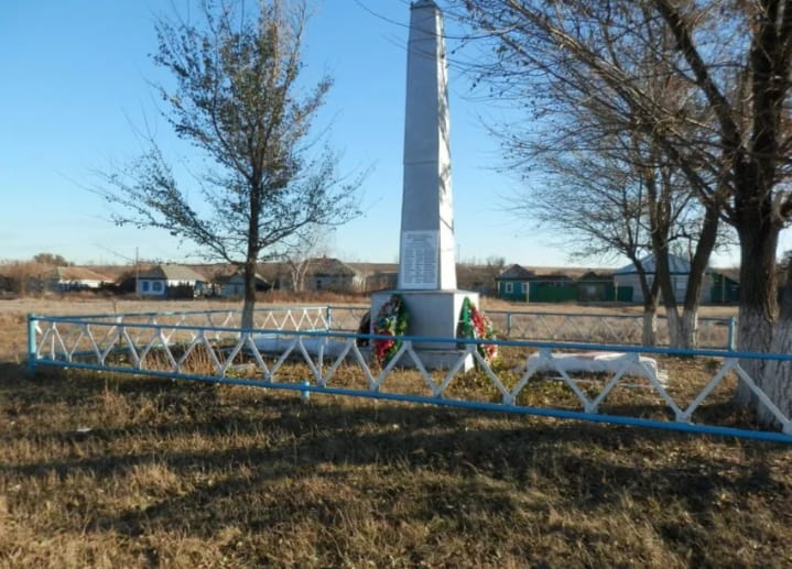 Каменка-Садовка -село в Новохопёрском районе Воронежской области.